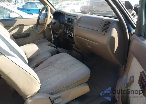 1998 Toyota Tacoma z USA, uszkodzony, nr VIN 4TAVL52N8WZ032276